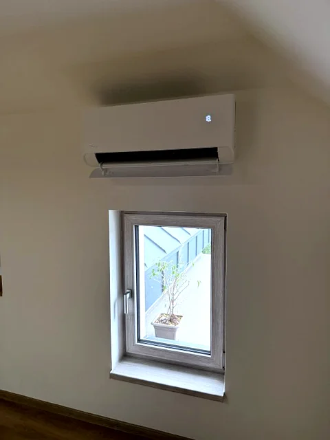 Nástěnná klimatizační jednotka v podkroví