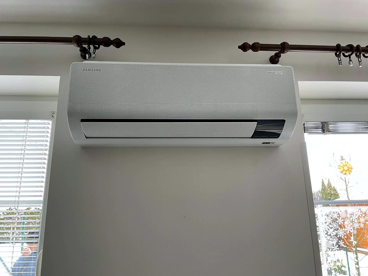 Klimatizace Samsung WindFree mezi okny obývacího pokoje