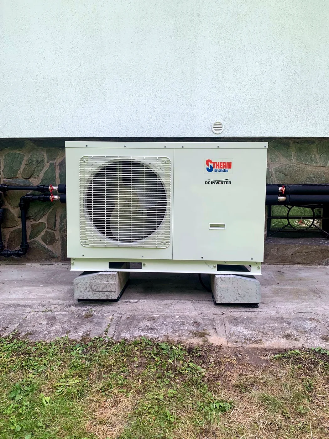 Dokončená instalace tepelného čerpadla S THERM by Sinclair u rodinného domu