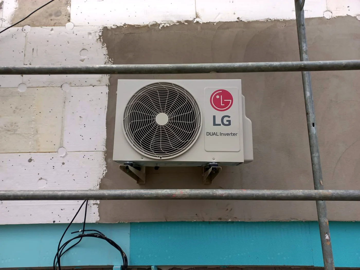 Venkovní jednotka LG DUAL Inverter osazená při zateplování fasády