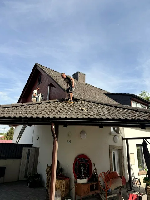 Montáž vedení na střeše rodinného domu