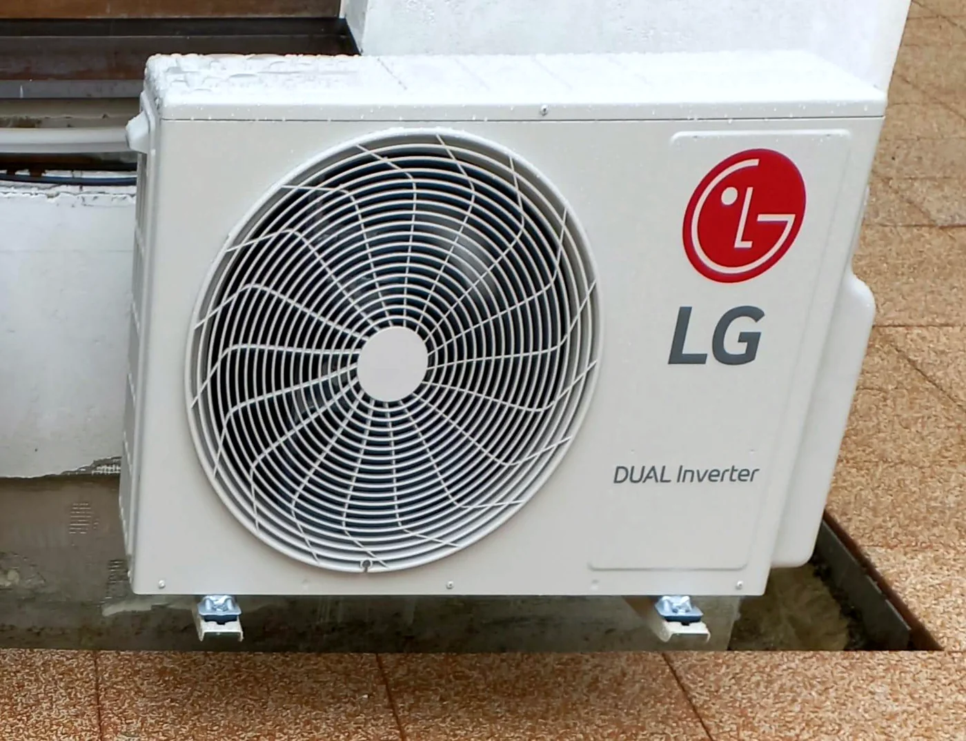 Venkovní jednotka klimatizace LG DUAL Inverter — detail po montáži