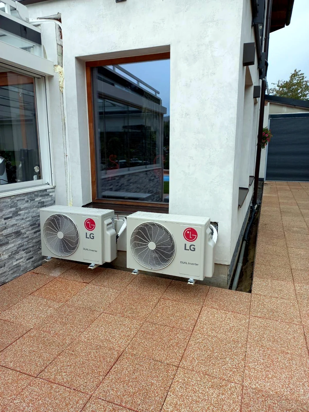 Dvě venkovní jednotky LG DUAL Inverter u terasy rodinného domu