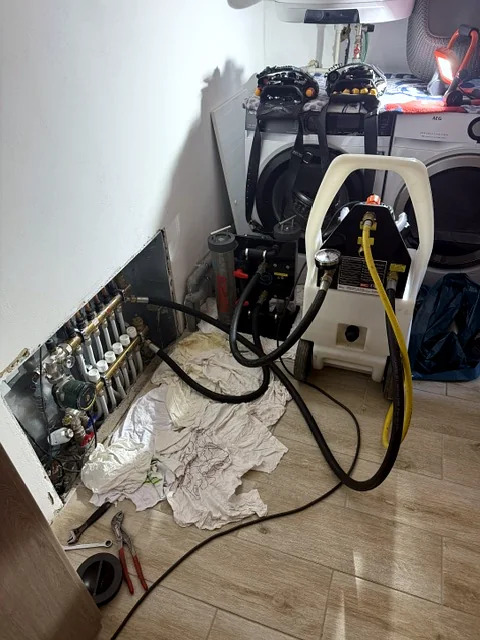 Čištění a proplach podlahového topení přes rozdělovač