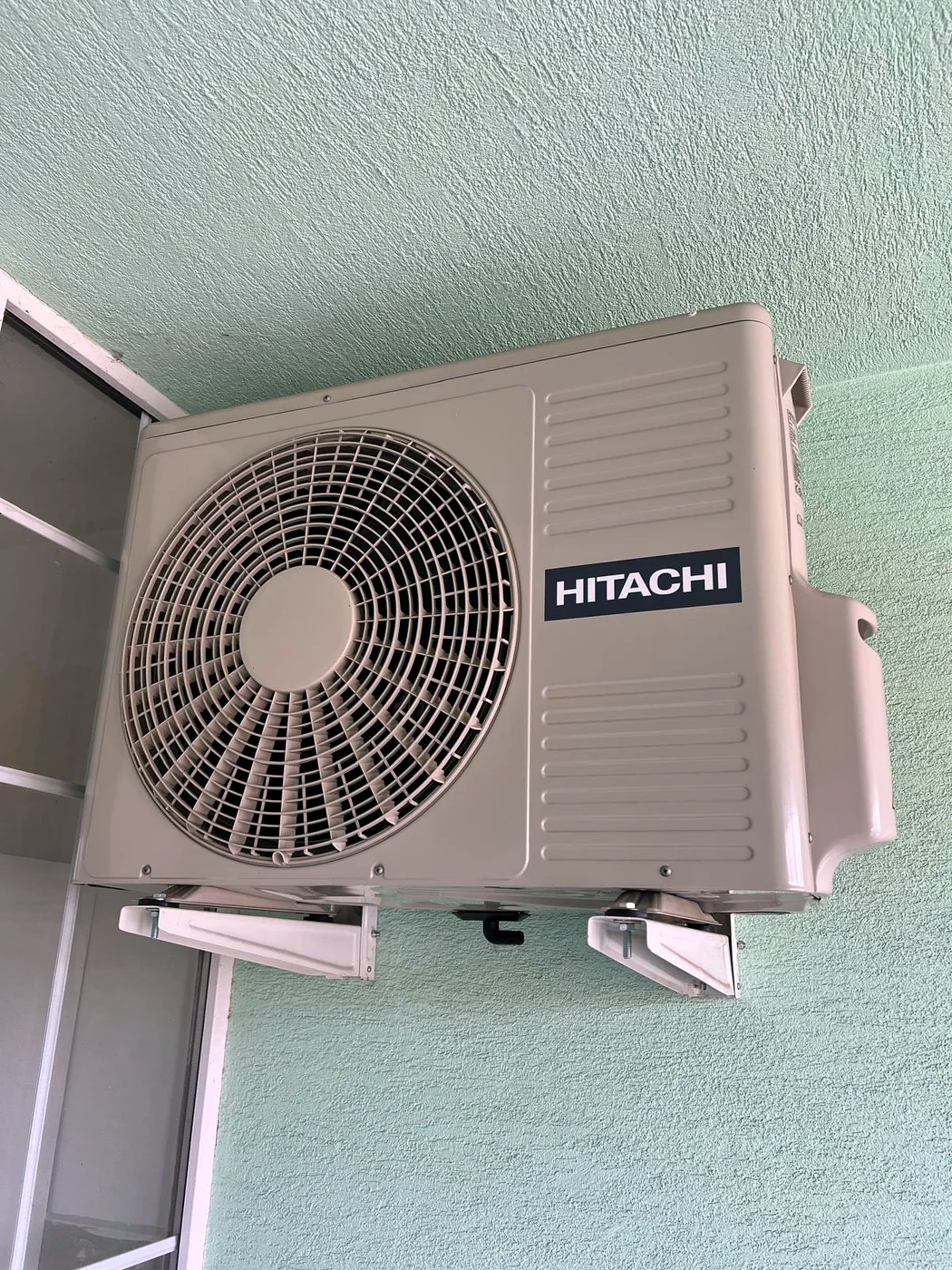 Venkovní jednotka klimatizace Hitachi na balkoně