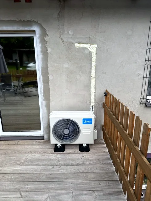 Venkovní jednotka na terase novostavby