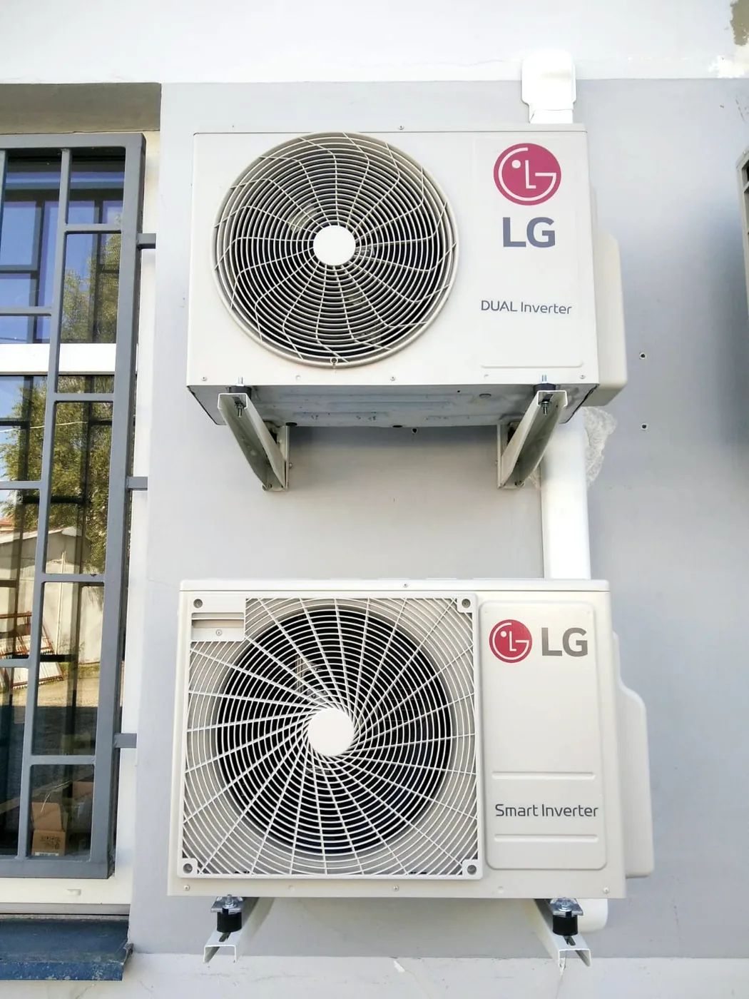 Dvě venkovní jednotky klimatizace LG DUAL Inverter na fasádě provozovny