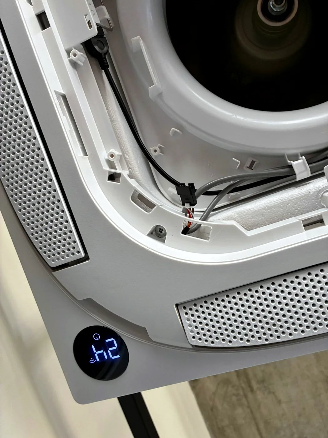 Detail kazetové jednotky Midea s Wi-Fi modulem