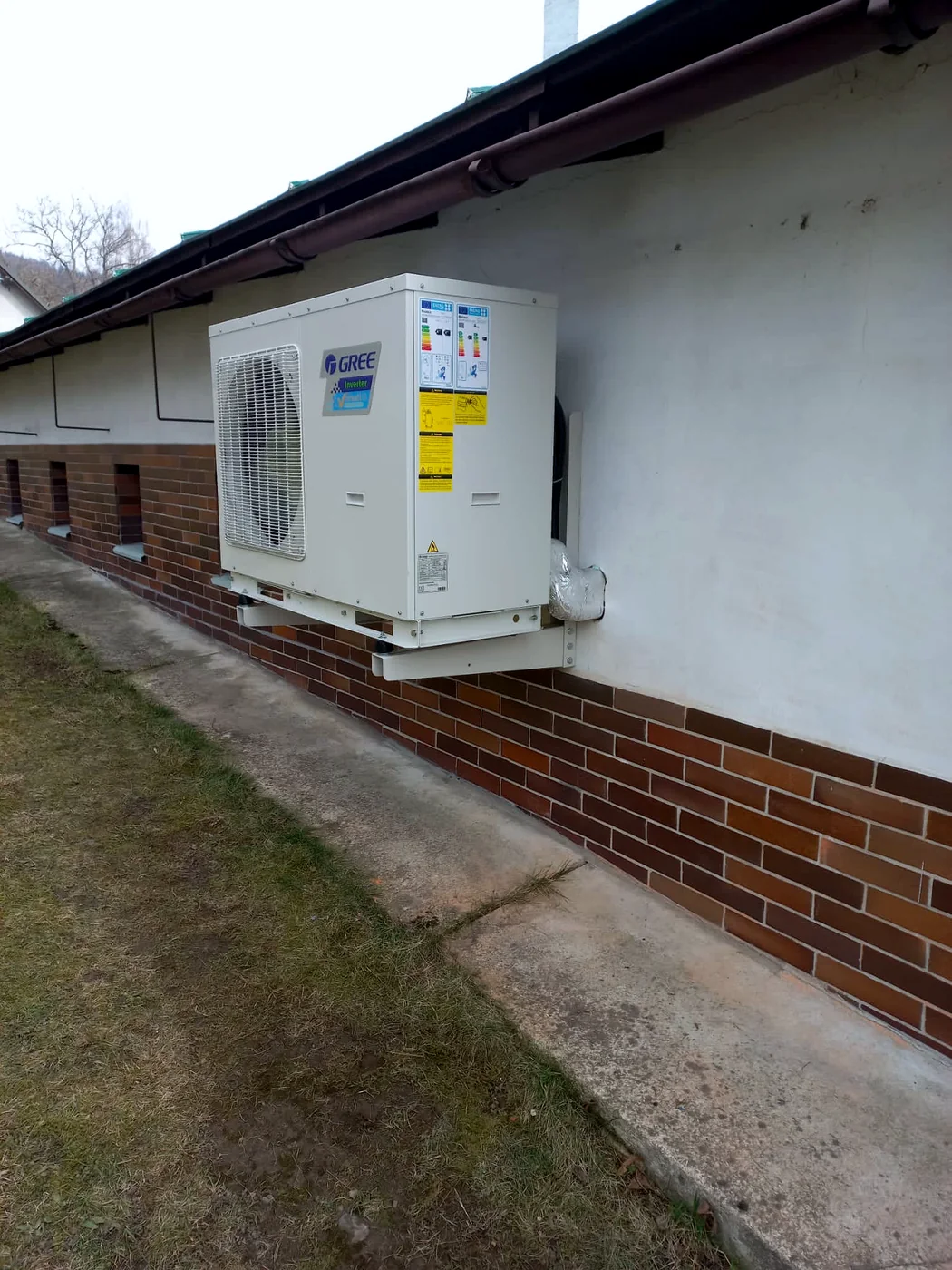 Tepelné čerpadlo Gree na fasádě provozní budovy