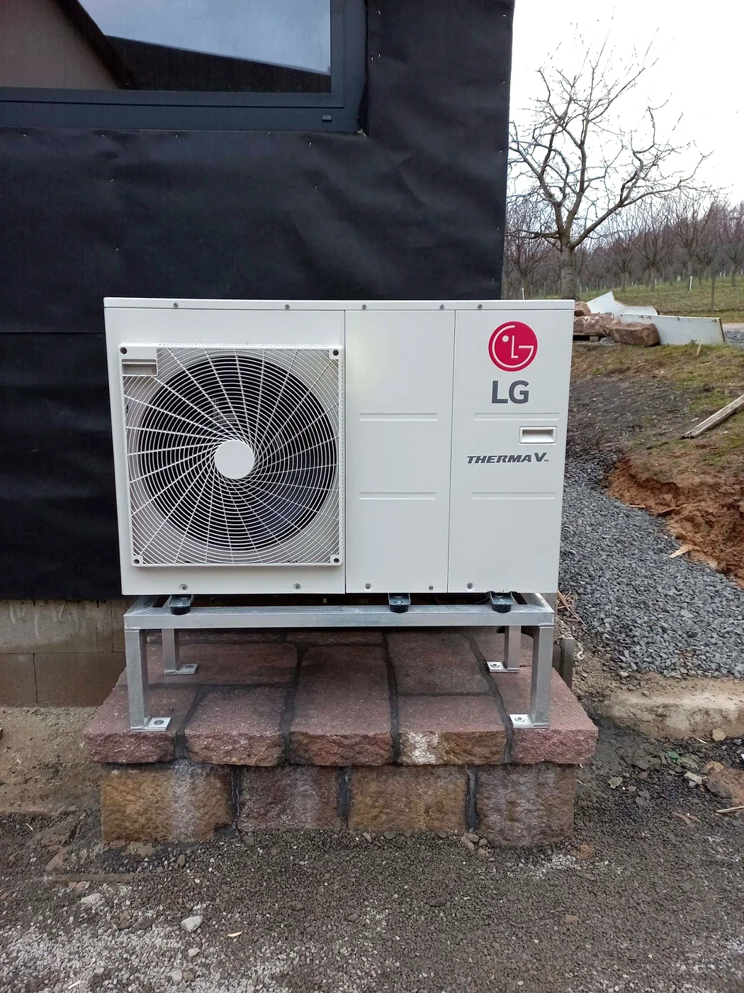 Tepelné čerpadlo vzduch-voda LG Therma V u rodinného domu