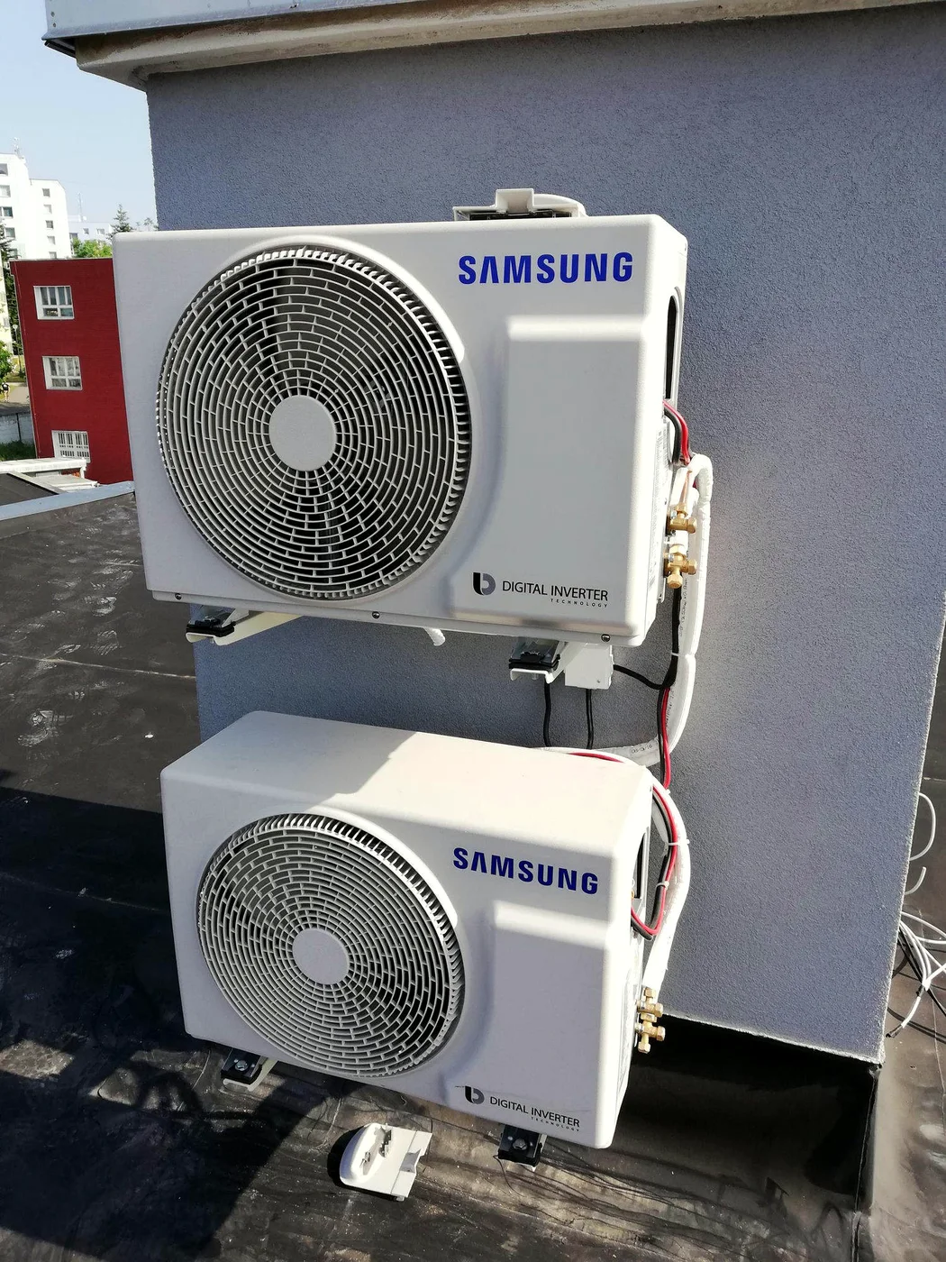 Dvě venkovní jednotky Samsung — multisplit