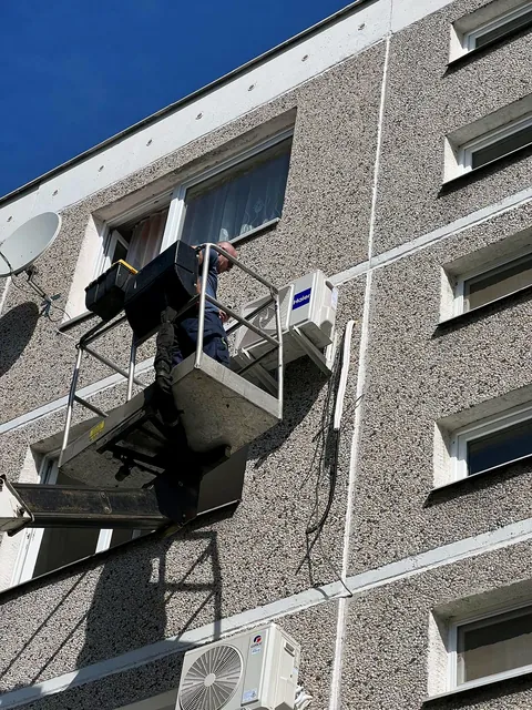 Montáž venkovní jednotky Haier na fasádě panelového domu