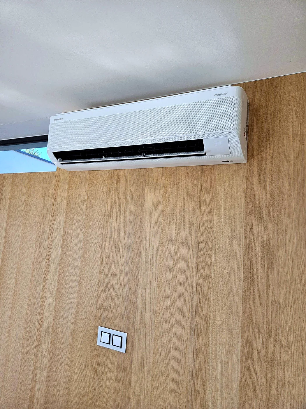 Nástěnná klimatizace Samsung WindFree na dřevěné stěně