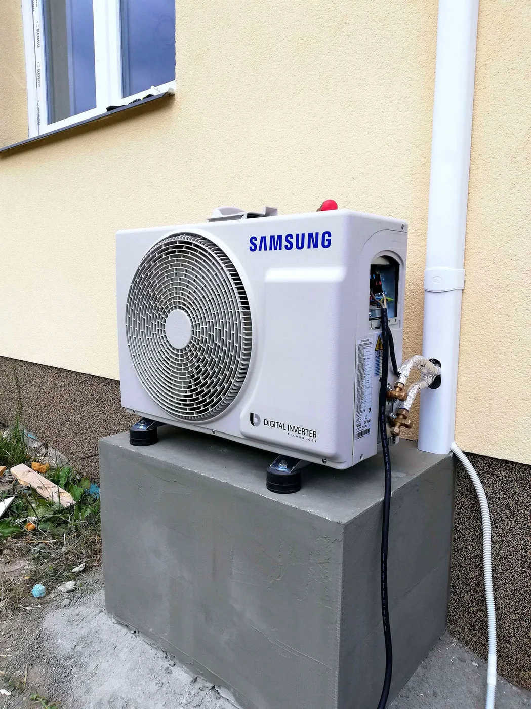 Venkovní jednotka Samsung na betonovém podstavci
