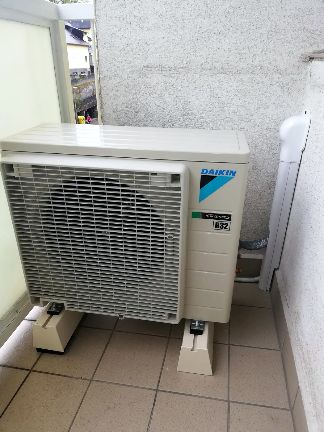 Venkovní jednotka klimatizace Daikin (R32) na balkoně