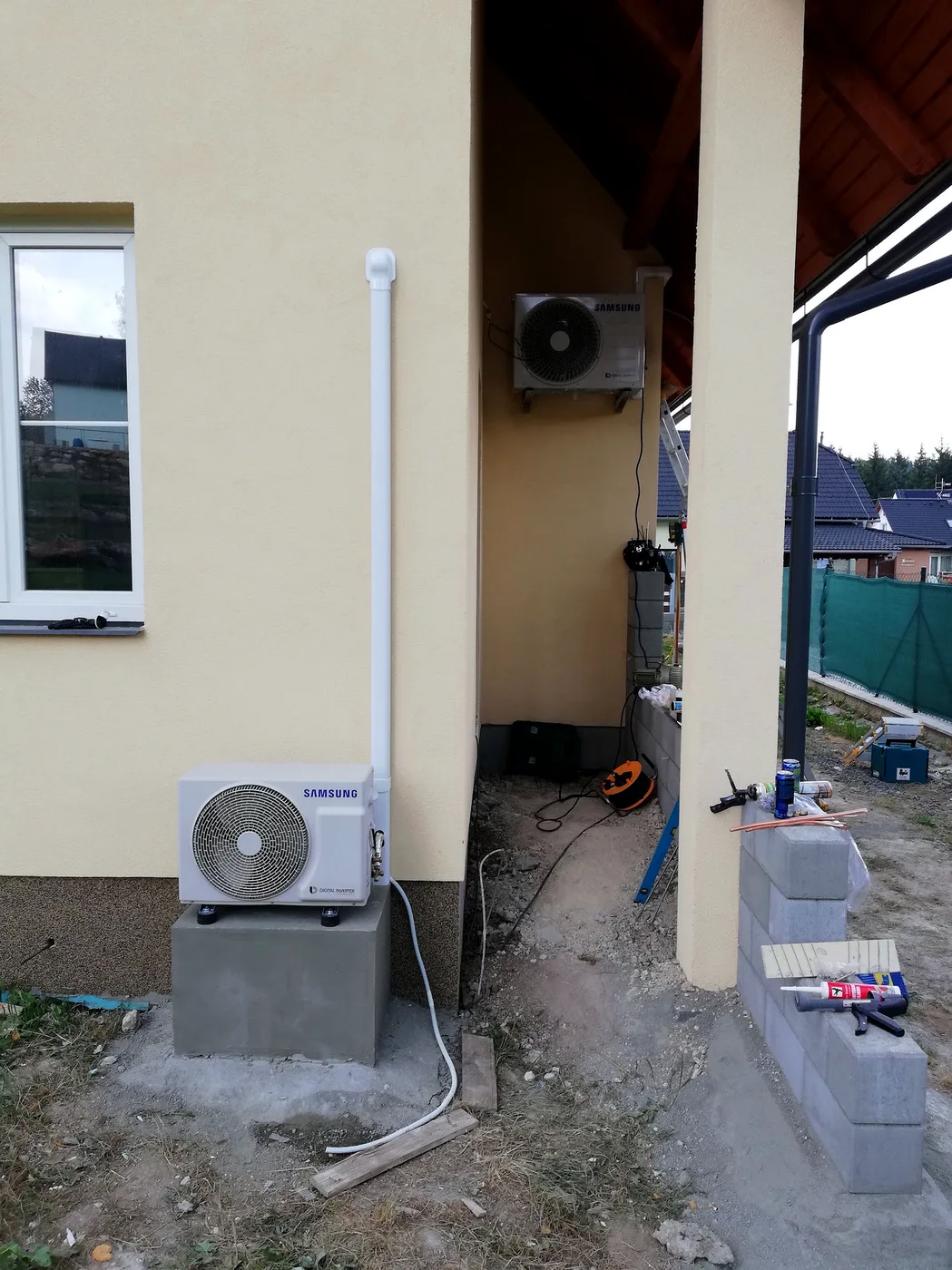 Dvě venkovní jednotky Samsung — multisplit u novostavby