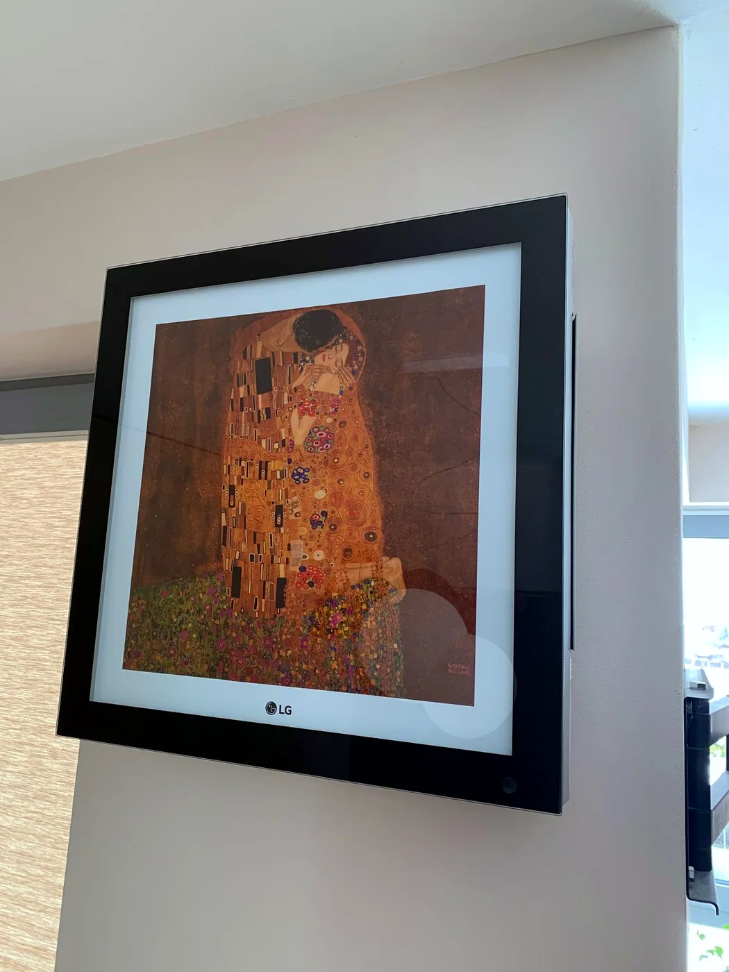 Designová klimatizace LG Artcool Gallery s obrazem Gustava Klimta v interiéru