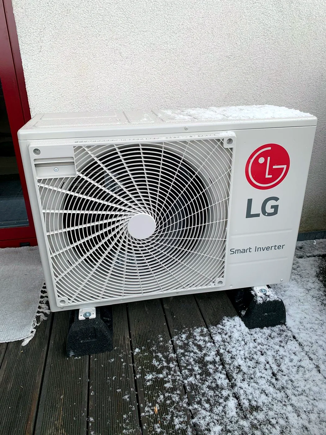 Venkovní jednotka klimatizace LG Smart Inverter na antivibračních podložkách v zimě