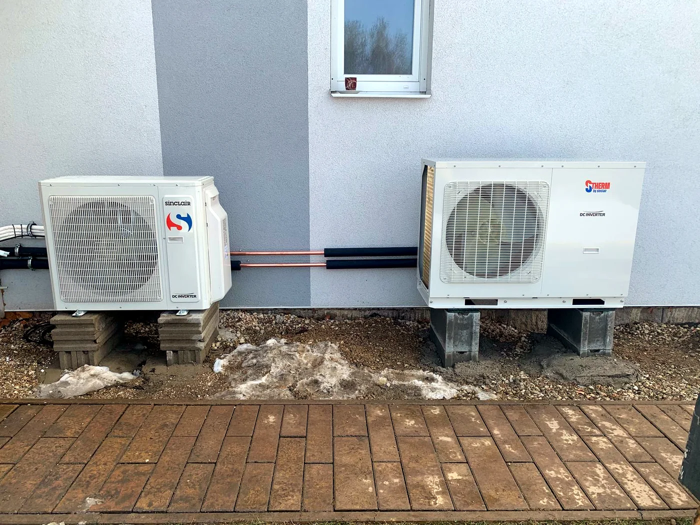 Tepelné čerpadlo S THERM by Sinclair na betonových patkách u novostavby